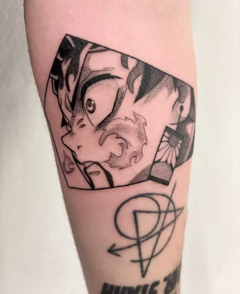 Das Bild zeigt ein Mangapaneltattoo in Black and Grey aus dem Anime Demon Slayer. Das Tattoo zeigt den Charakter Tanjiro.